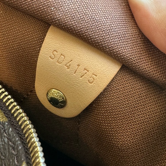 Louis Vuitton bag / Louis Vuitton hand bag / Louis Vuitton duffel bag / purse - Picture 13 of 14